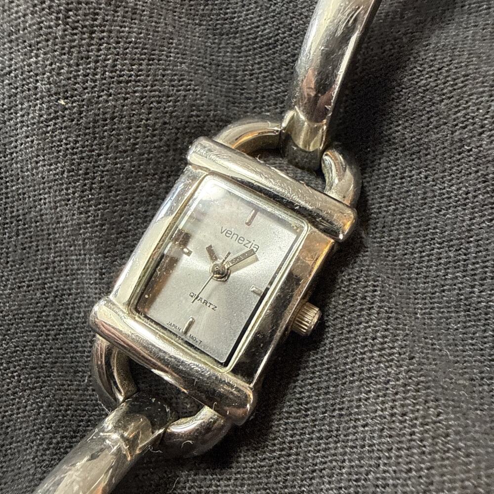 VTG VENEZIA WOMANS WATCH Silver Tone Petite Cocktail Casual Needs batt - Picture 4 of 5